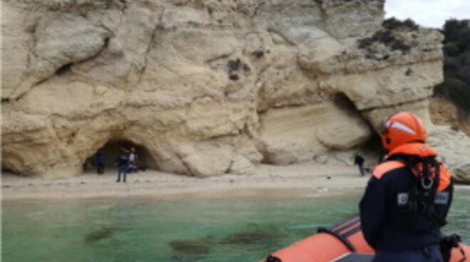 I due campeggiatori furbetti a Sant’Elia: la tenda in spiaggia davanti al mare in barba ai divieti del Covid