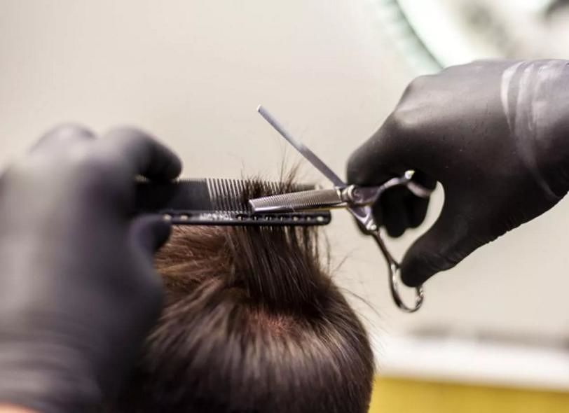 Cagliari, pienone dai parrucchieri e lunghe attese: “Primo spazio libero? Tra tre giorni”