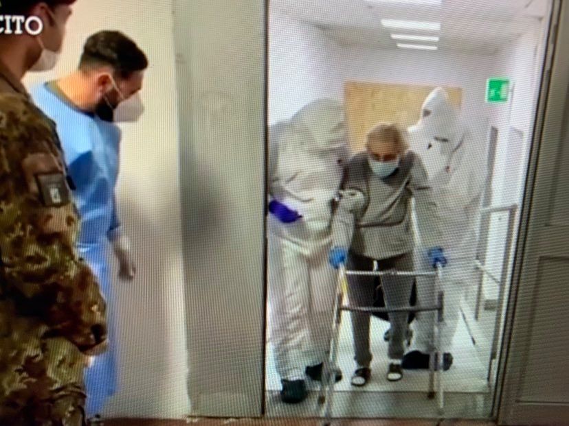 Nonna Carmela batte il Coronavirus a 91 anni ed esce dall’ospedale tra gli applausi (VIDEO)