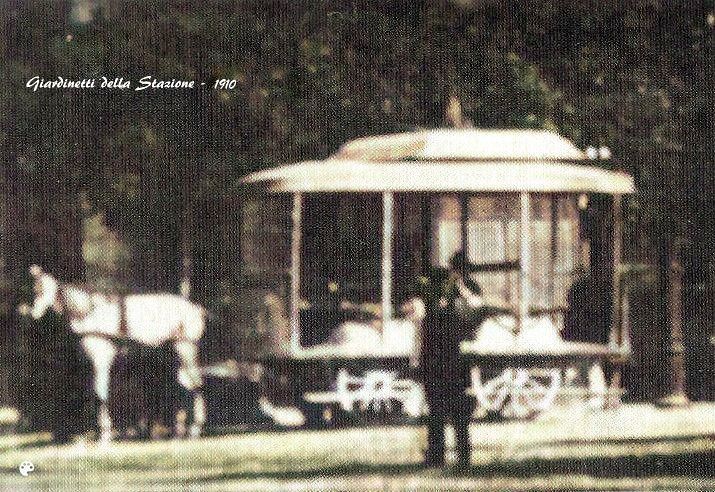 Cagliari, tram o carrozza trainata a cavalli nel 1910 fermo nei giardinetti della stazione in attesa di clienti