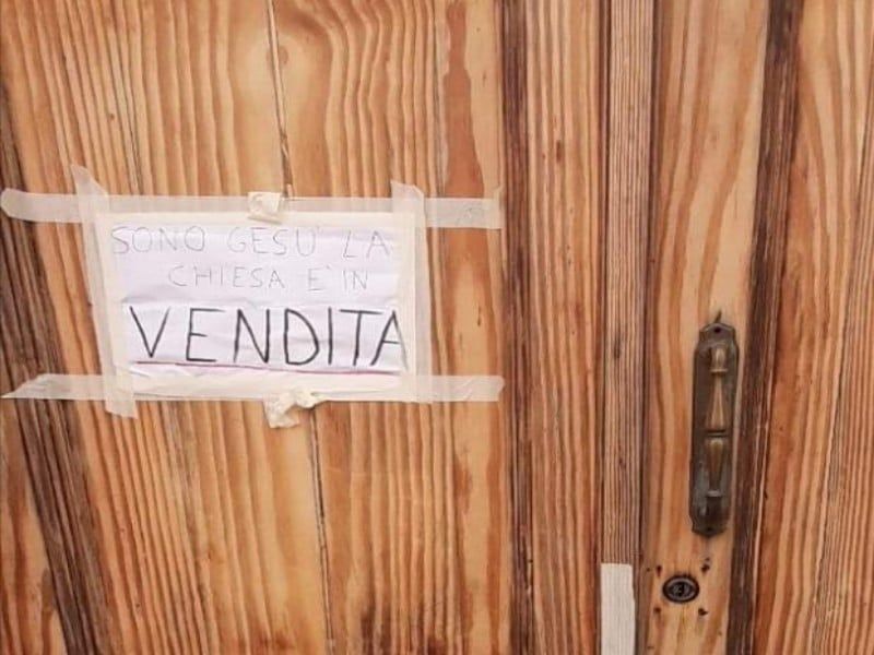 “La chiesa è in vendita”, cartelli choc e offensivi a San Vero Milis