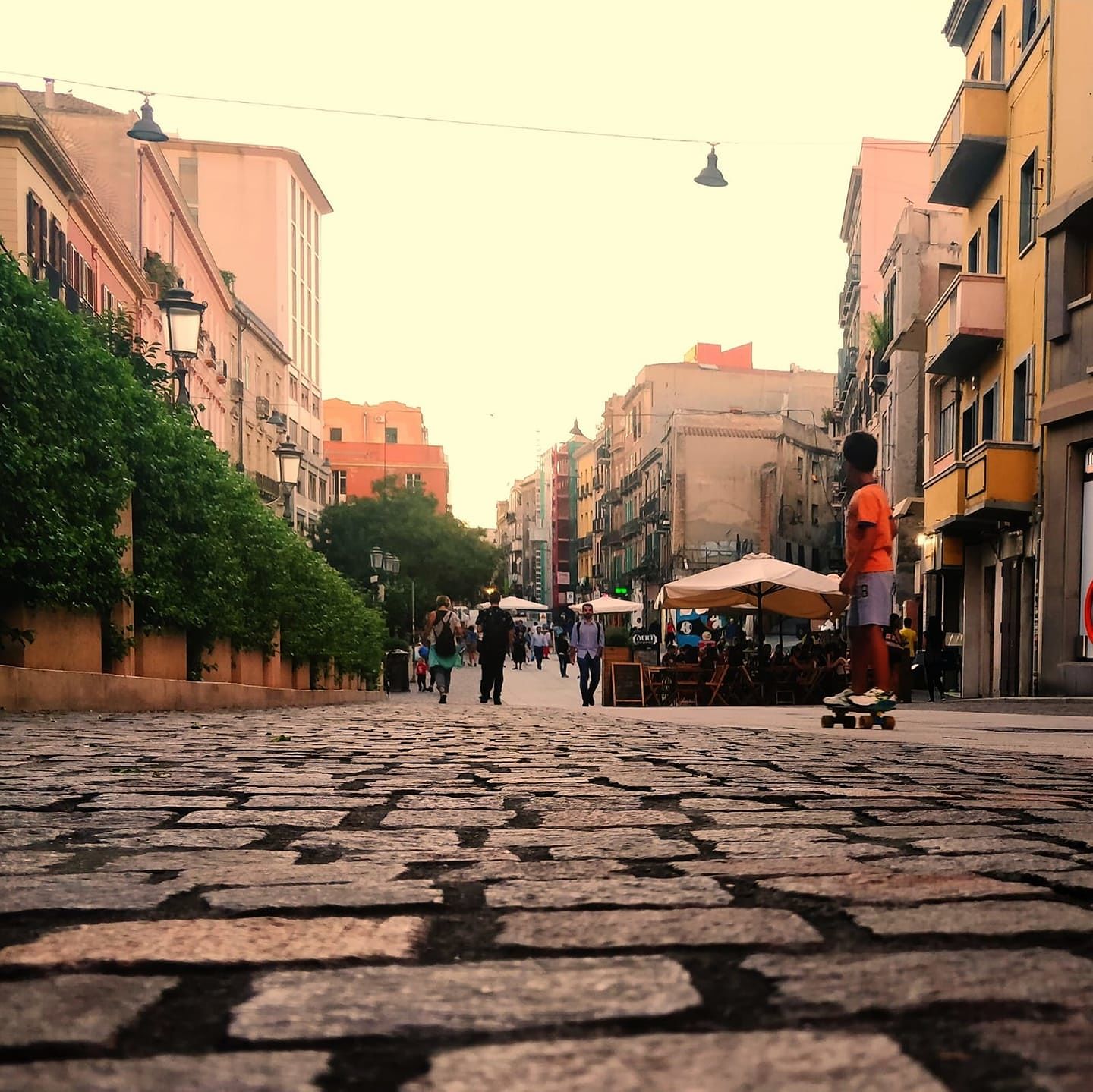 Cagliari, esplode la polemica sulle zone pedonali: “Il sindaco beffa i commercianti e riapre Via Garibaldi e il Corso alle auto”