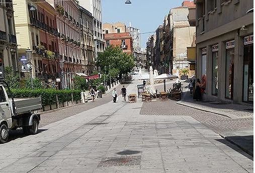 Cagliari, le auto spazzano via i tavolini: “Addio ai cappuccini all’aperto nel Corso, sarà la crisi dei bar”