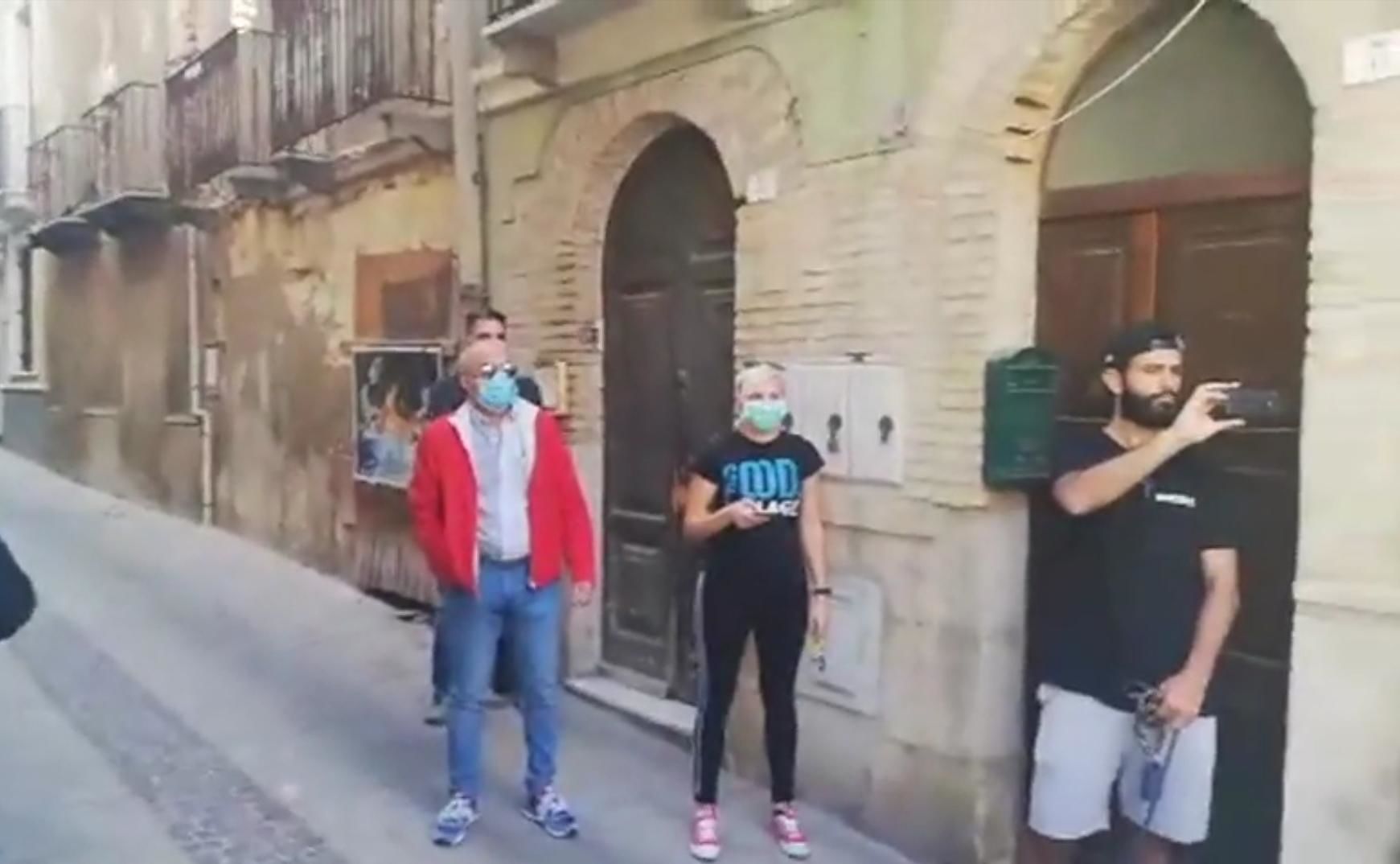 Cagliari, i devoti di Sant’Efisio tristi dietro le transenne: “Ci manca tantissimo”