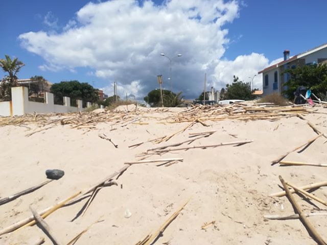 Flumini, slalom tra canne e sporcizia: la spiaggia quartese rimane ancora di serie B
