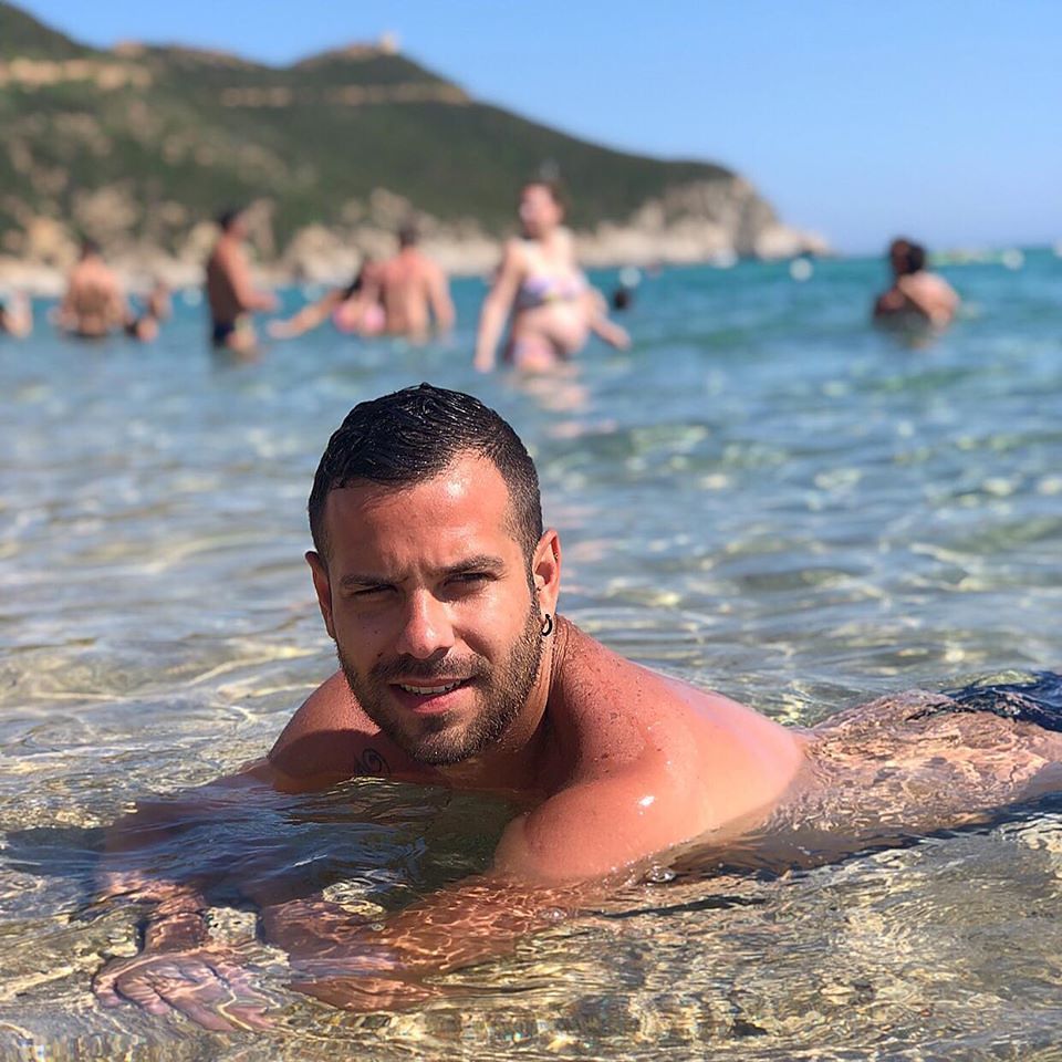 Enrico, istruttore di danza cagliaritano: “Poetto a numero chiuso? Andrò nelle scogliere”