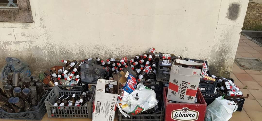 Riola Sardo, dai cantieri Lavoras spuntano centinaia di bottiglie vuote di birra: “Poco senso civico in emergenza virus”