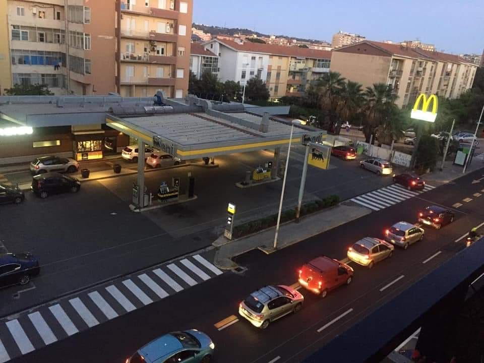 Cagliari, via Bacaredda, 4 maggio 2020: la paurosa fila in via Bacaredda per un panino al fast food, “ciao virus”