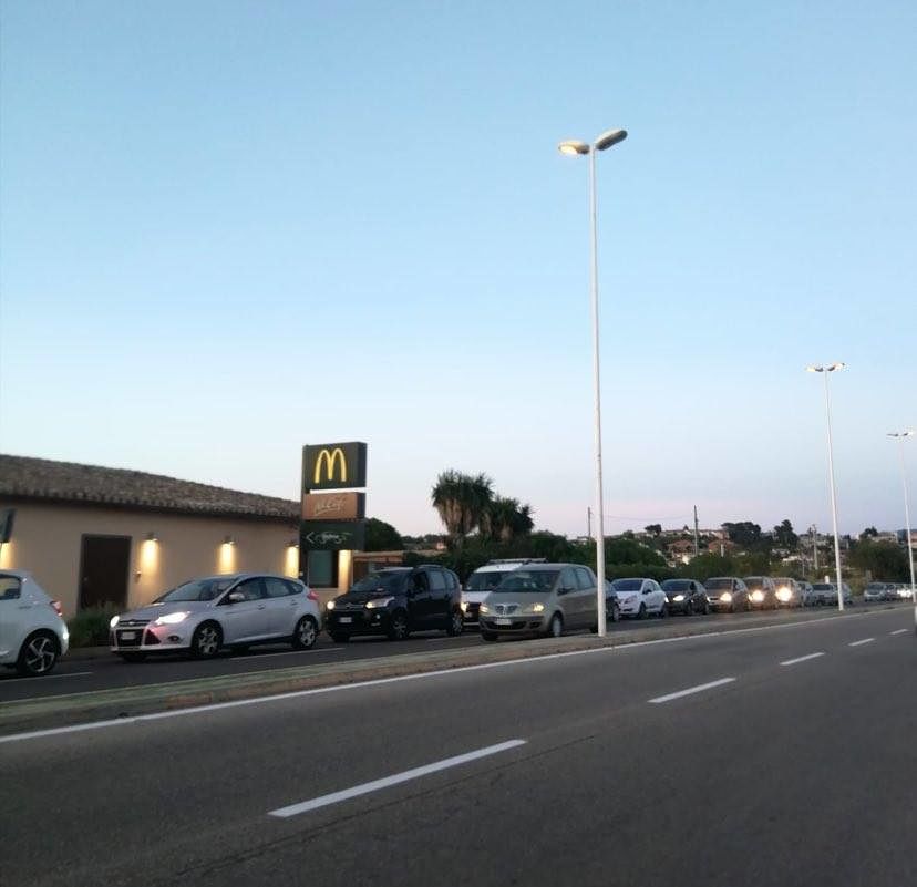 Apre il fast food del Poetto, impazzisce il traffico: file chilometriche sino a Margine Rosso per un panino