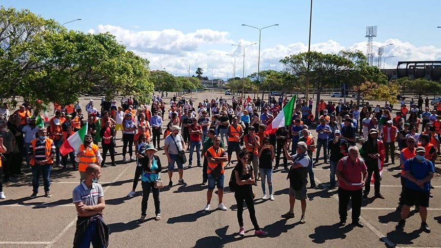Trecento a Cagliari con i gilet arancioni: “Vogliamo un nuovo governo e una moneta italiana”