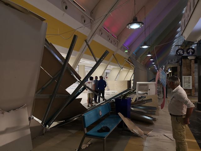 Riapre al pubblico l’Auchan di Santa Gilla e crolla una impalcatura: ferita una donna