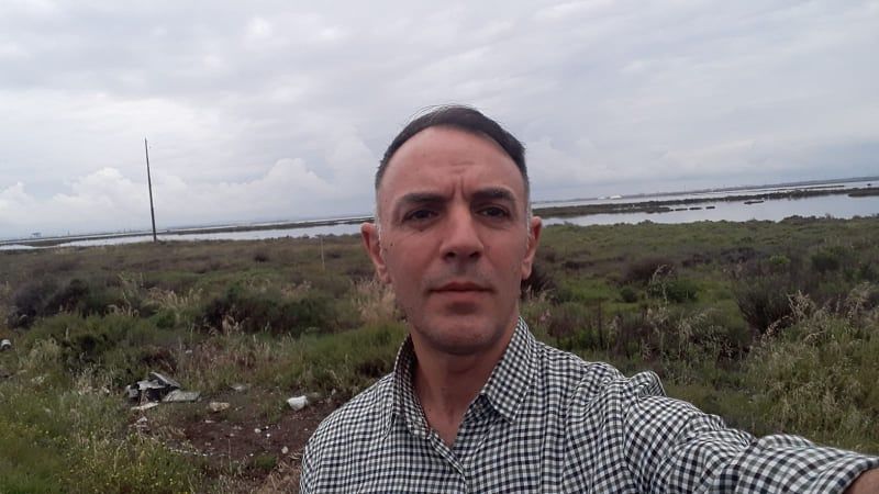 “Io cameriere cagliaritano che non si arrende: dopo 30 anni di sala consegno sushi a domicilio”