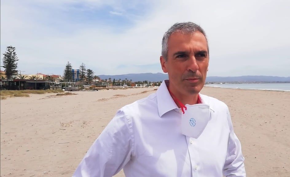 Cagliari, addio canne e plastica al Poetto: “Cumuli di alghe lasciati per proteggere le dune” (VIDEO)