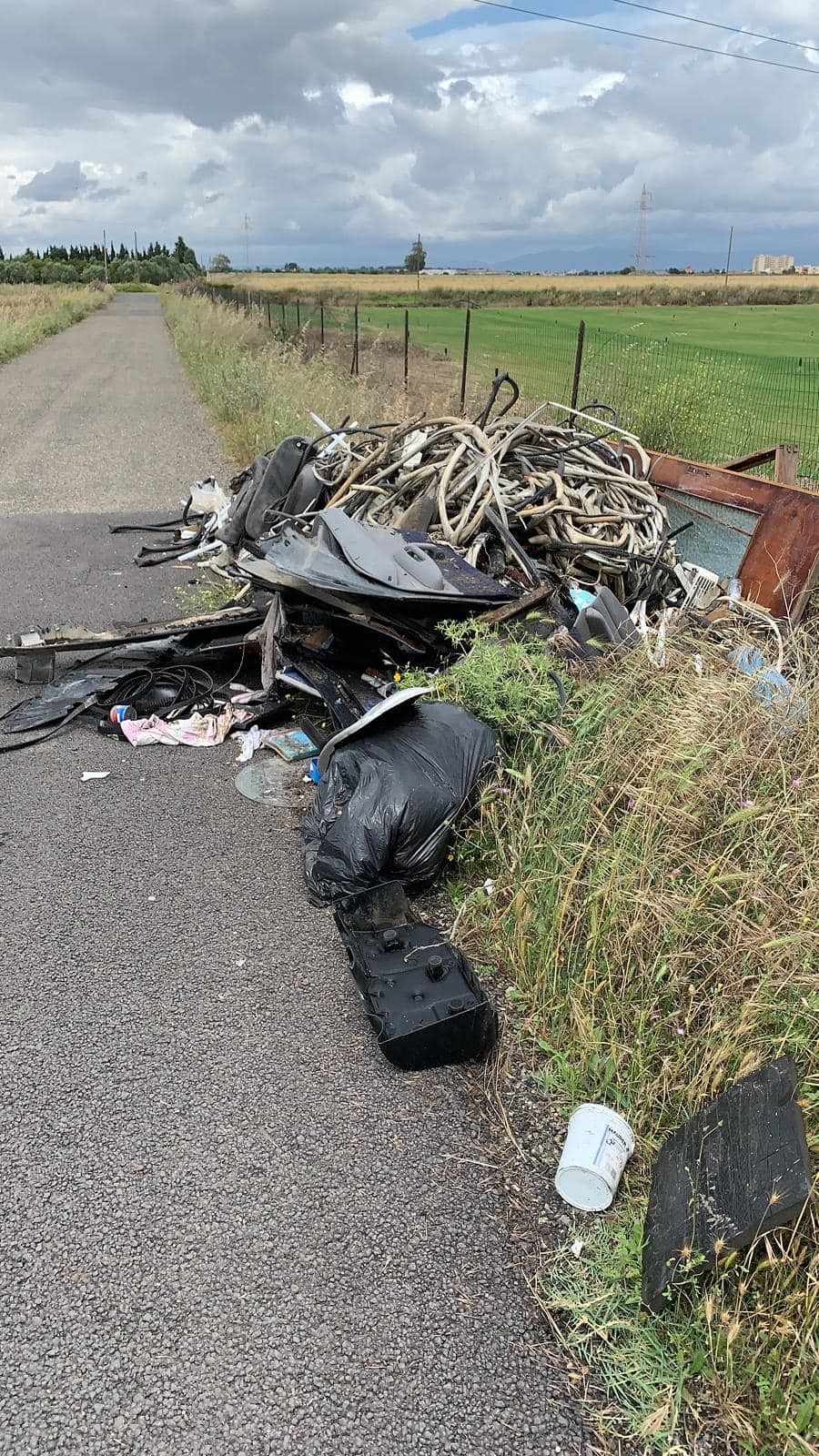 Assemini, scoperto e sanzionato il “Signor Incivile”: 500 euro di multa per avere creato una vera discarica