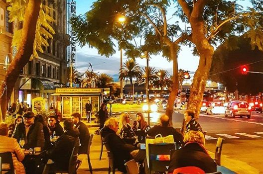 La movida conquista Cagliari, più spazi per bar, locali e ristoranti: tavolini anche nel Largo e ok ai gazebo