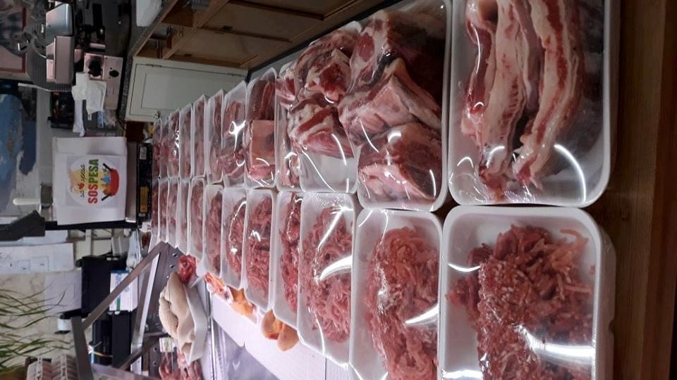 Cagliari, 15 chili di carne per le famiglie bisognose: “Il pagamento? Basta un sorriso”