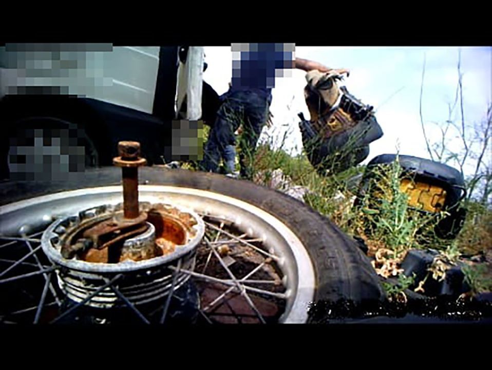 Sardegna, “caddozzi” dei rifiuti in campagna beccati con le fototrappole: “Multati e denunciati”