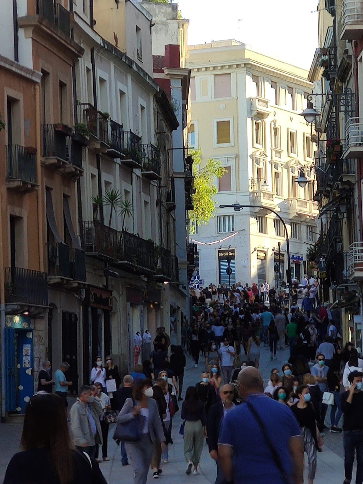 Cagliari, ritornano le “vasche” nelle vie dello shopping: Via Manno letteralmente invasa nel sabato sera