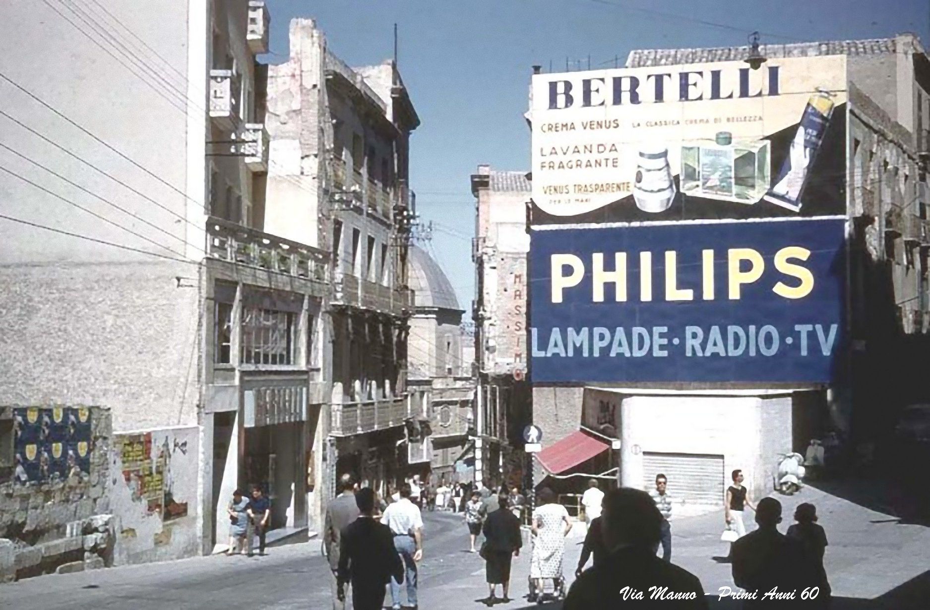 Via Manno nei primi anni 60: al posto delle macerie della Chiesa poi venne costruito l’Upim
