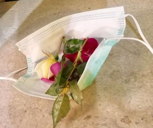 Cagliari, l’omaggio nella notte a Sant’Efisio: mascherina e “ramadura” nel portone della chiesa