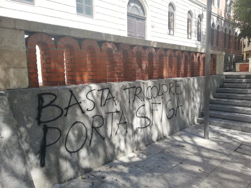 Cagliari, il Coronavirus non ferma gli incivili: nuovo maxi sfregio in piazza Garibaldi