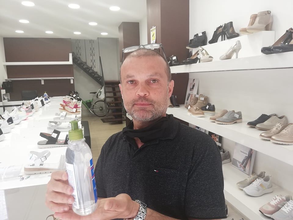 Omar, venditore di scarpe a Cagliari: “Sanificazioni costose ridotte all’osso, calzini usa e getta per i clienti”