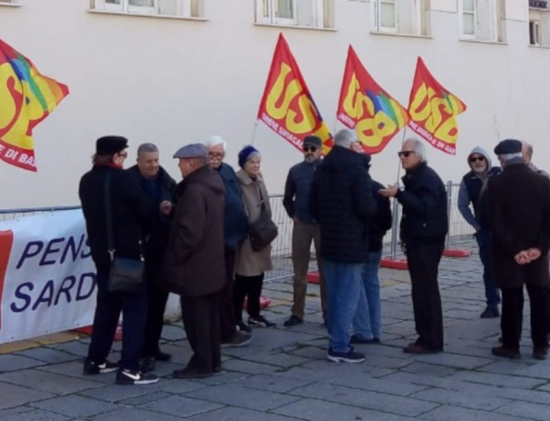 Cagliari, i pensionati protestano in piazza: “Macché buona sanità, tempi biblici per una visita”