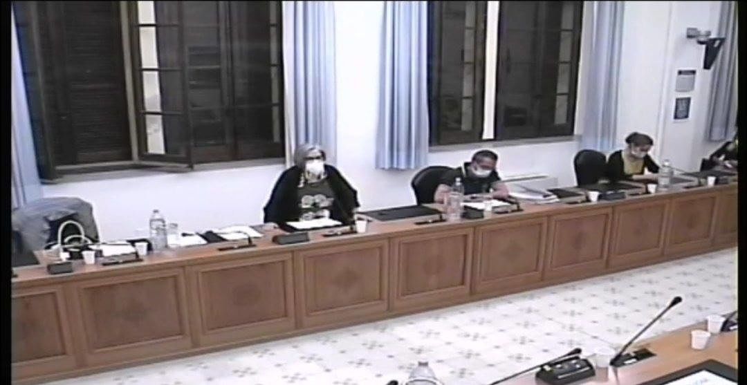 “Caro sindaco di Monserrato, lei sembra una pittura egizia: va avanti ma guarda al passato”