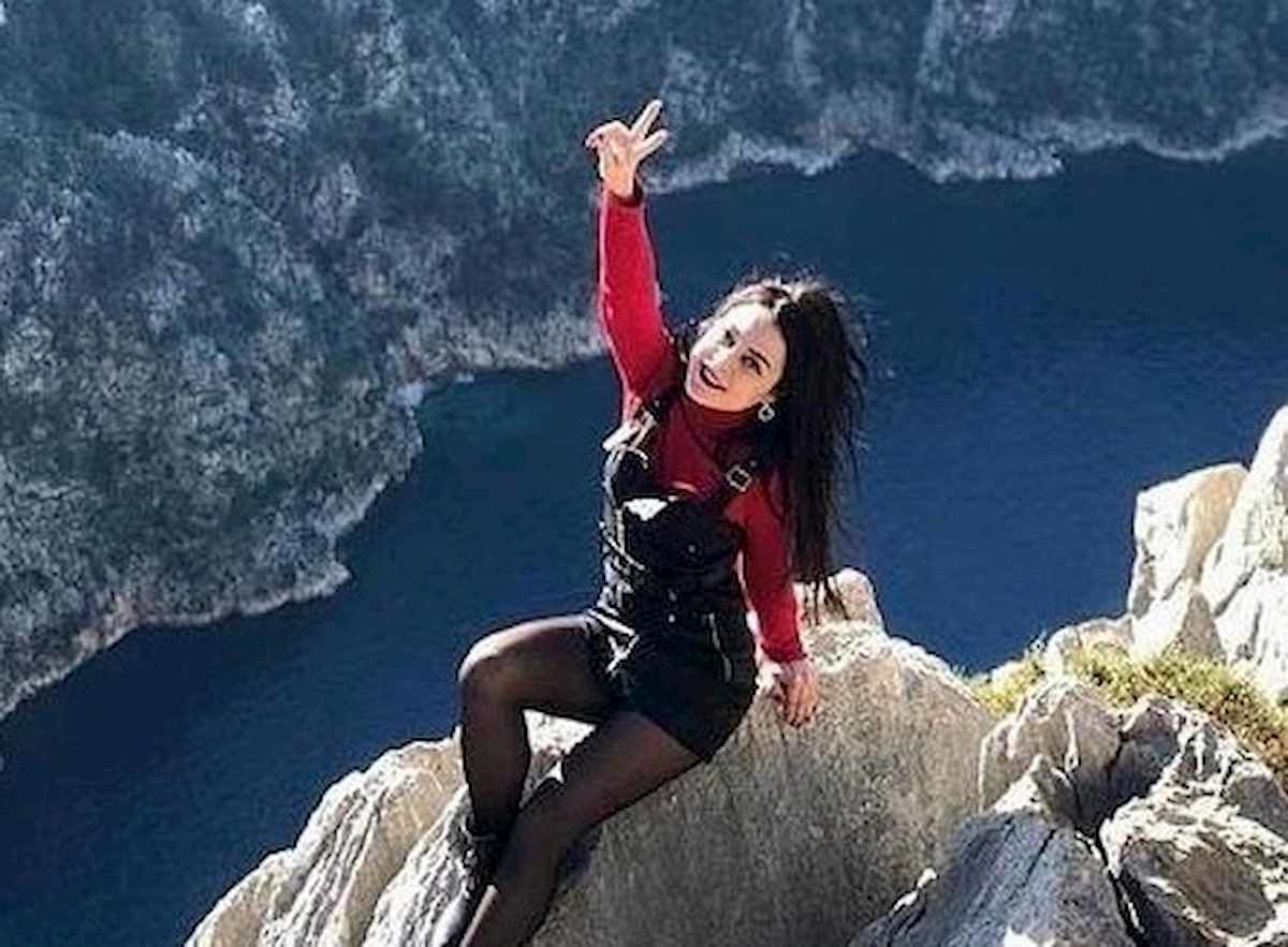 Selfie da “brivido” per celebrare la fine del lockdown con una foto sulla scogliera: donna 31enne cade e muore