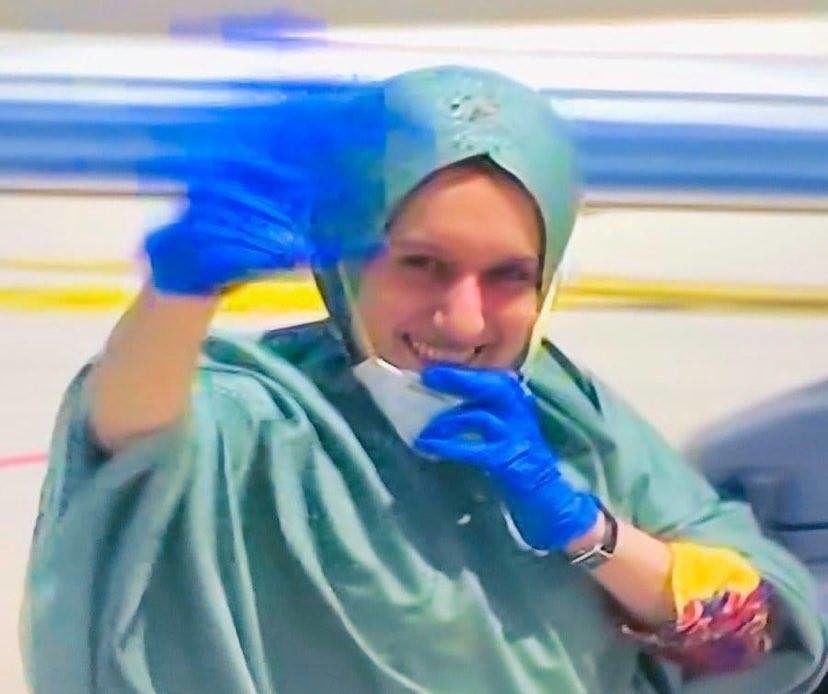 Silvia Romano a Roma dopo la liberazione abbraccia i genitori. Fonti confermano: convertita all’Islam