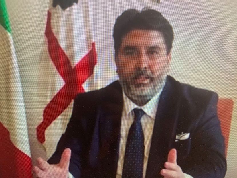 Solinas: “La Sardegna spalanca le sue braccia ai turisti, da giugno riapriamo i voli: basta un certificato di negatività”