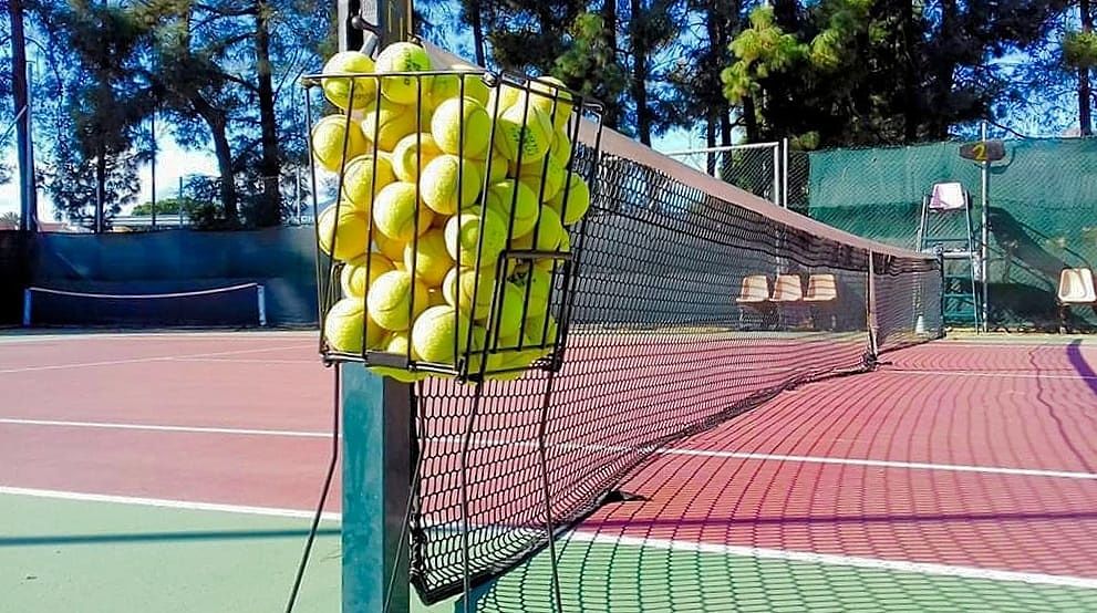La gioia dei tennisti sardi: riaprono i campi, le palline tornano a volare