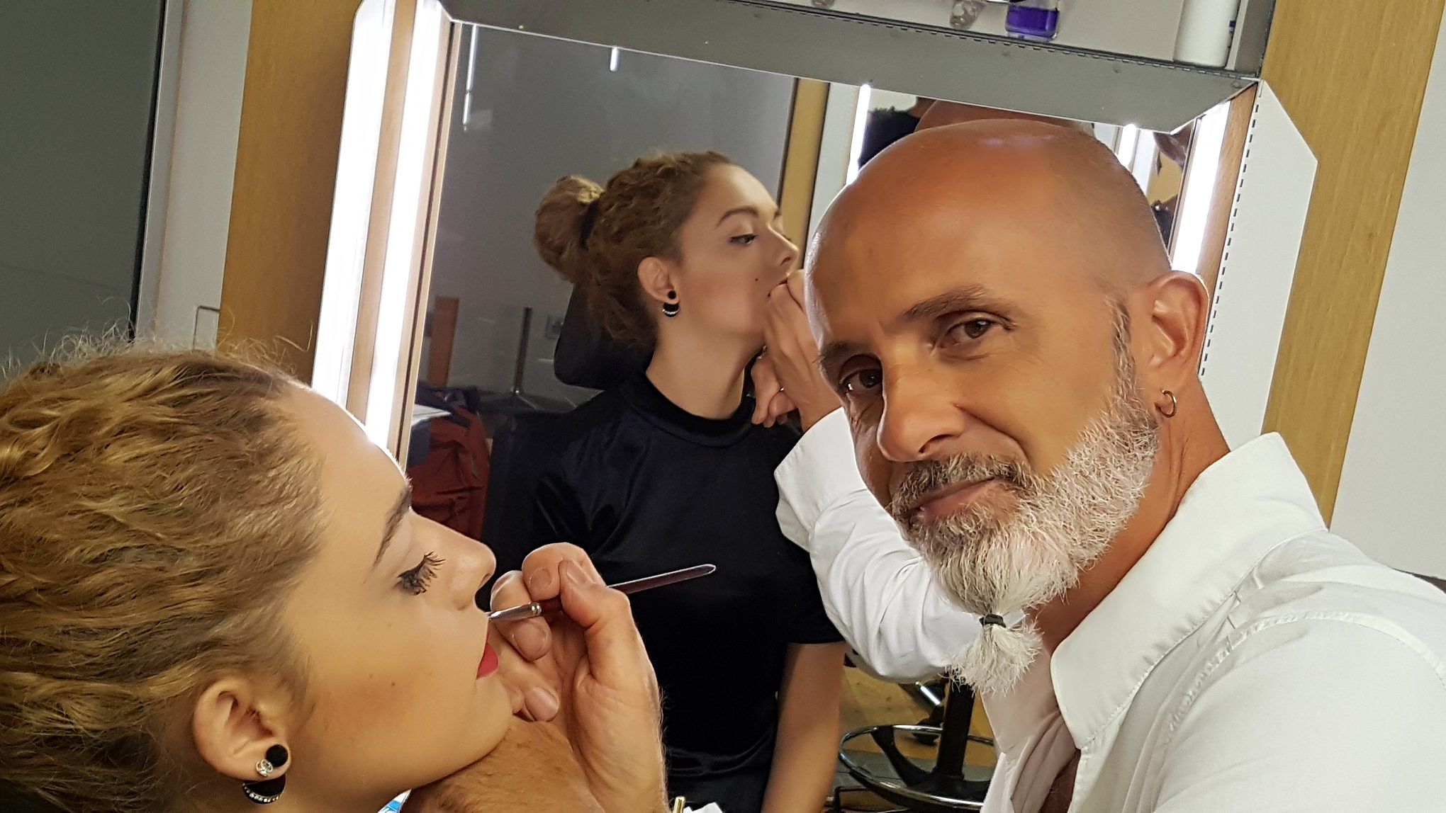 Assemini, la resa dello storico parrucchiere Tony Carboni: “Chiudo perchè avete infranto i sogni, non potrò dire viva l’Italia”