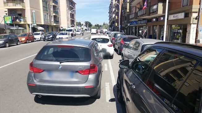 Cagliari, riecco gli incivili alla guida: raffica di multe per doppie file e parcheggi sulle strisce