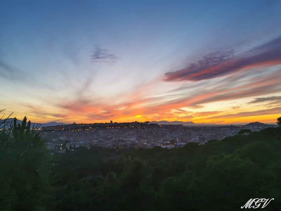 Fase due con spettacolare tramonto oggi a Cagliari: dopo la nebbia, ritorna la magia della nostra città