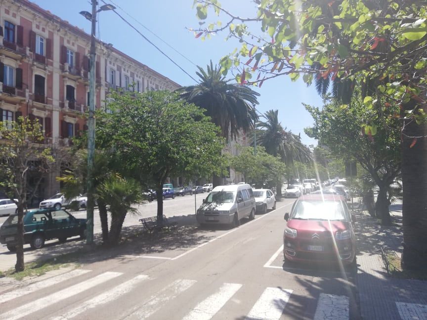 Cagliari, rivoluzione in via Roma: addio al parcheggio ecco un maxi ristorante all’aperto