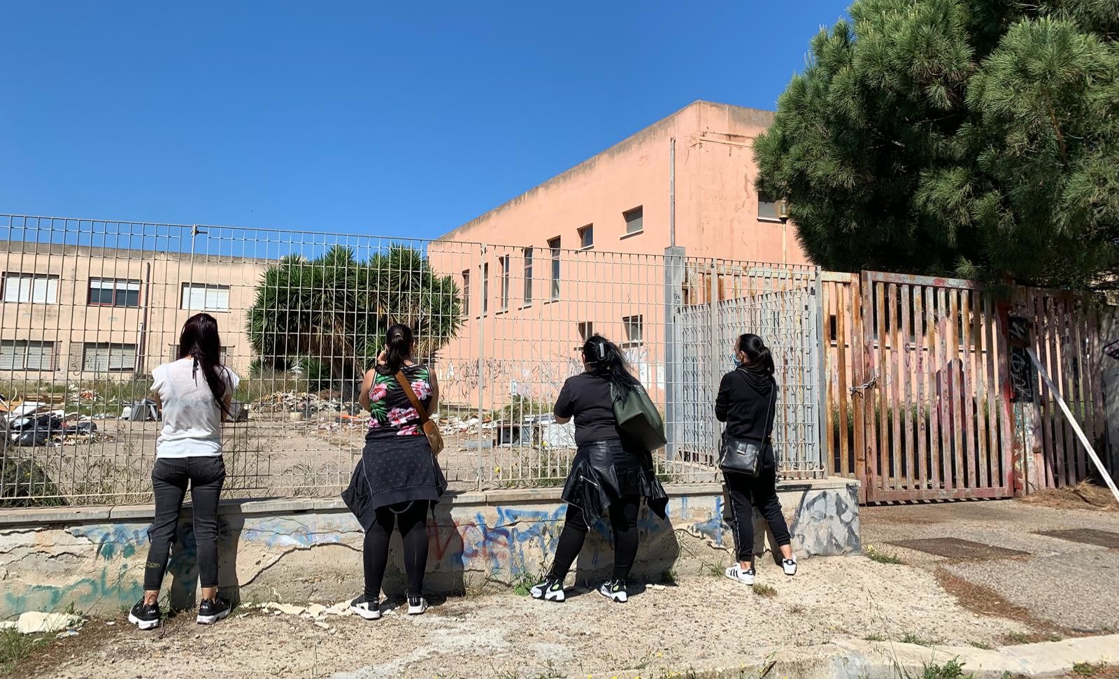 Scuola sgomberata in via Zucca Cagliari, la protesta delle ex occupanti: “Ridateci le canne da pesca”