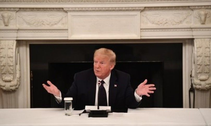 Usa, Twitter sospende un “account complottista” condiviso da Trump