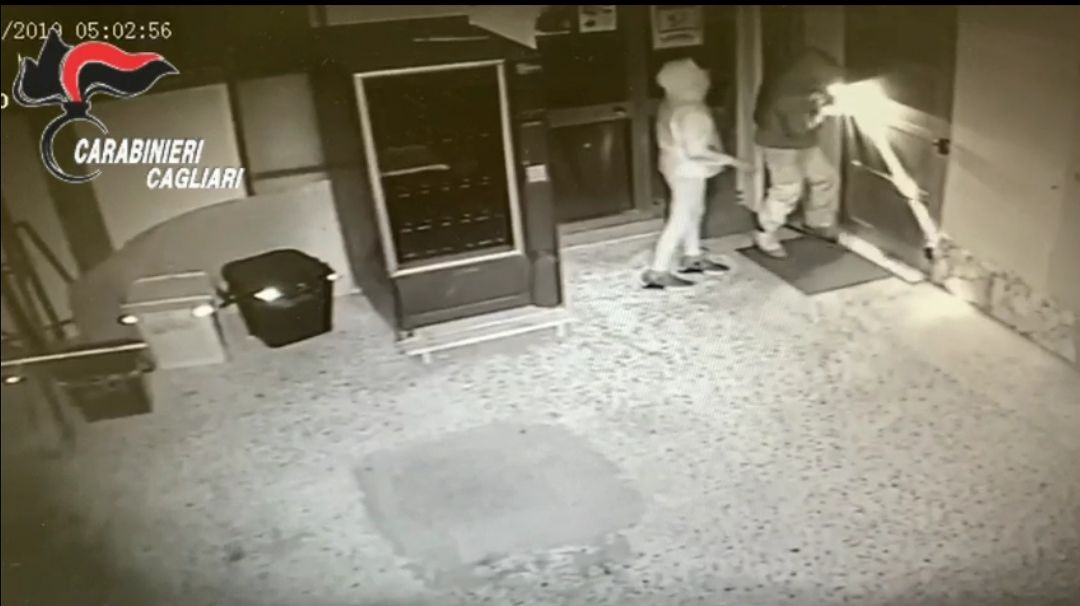 Cagliari, rapinano chiese e una farmacia insieme al figlio 13enne: coppia in manette