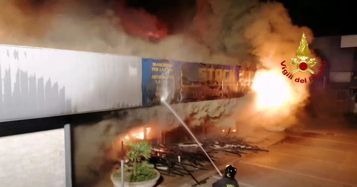 Incendio da “Stockhouse”, sul posto 32 unità dei vigili del fuoco
