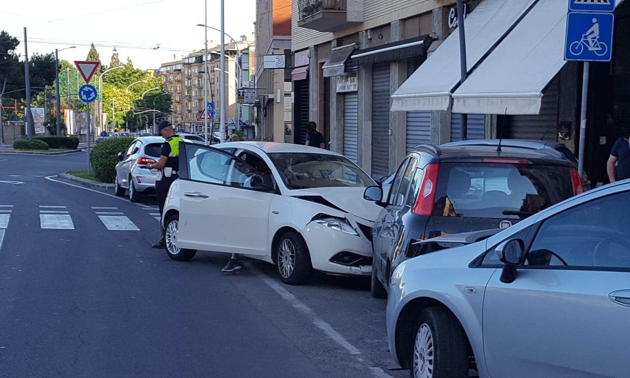 20enne ubriaco perde il controllo dell’auto alla rotonda di via Is Mirrionis: danni ingenti