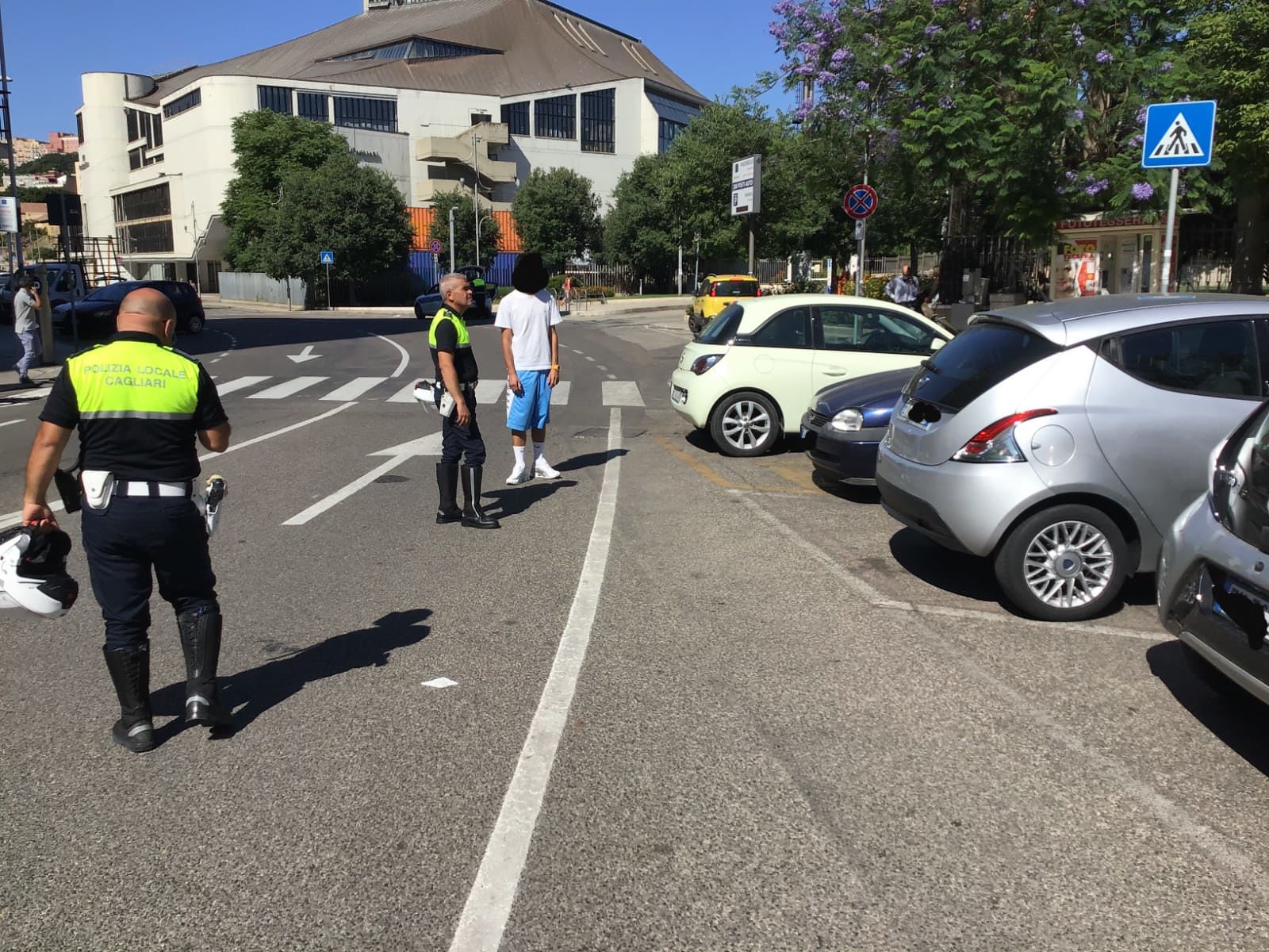 Cagliari, esce in retromarcia da un parcheggio e investe una 91enne