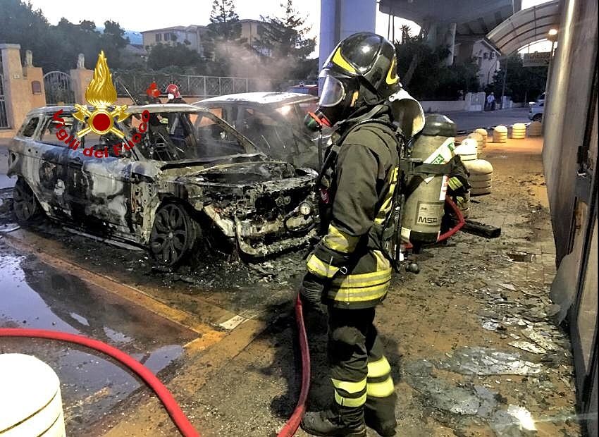 Olbia, incendio distrugge due auto e danneggia la facciata di un market