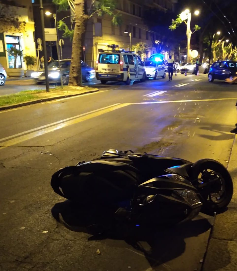 Scontro tra un’auto e una moto nella notte in via Dante, 17enne in ospedale