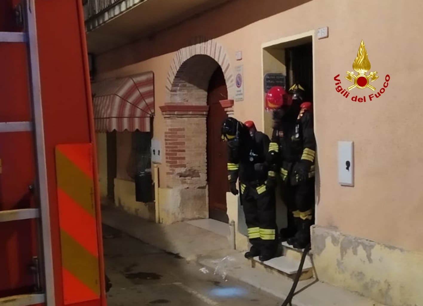 L’appartamento prende fuoco mentre gli occupanti dormono, paura nella notte a Siliqua