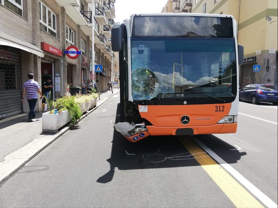 Cagliari, investita e trascinata sull’asfalto in via Bacaredda: bus Ctm sequestrato dalla polizia