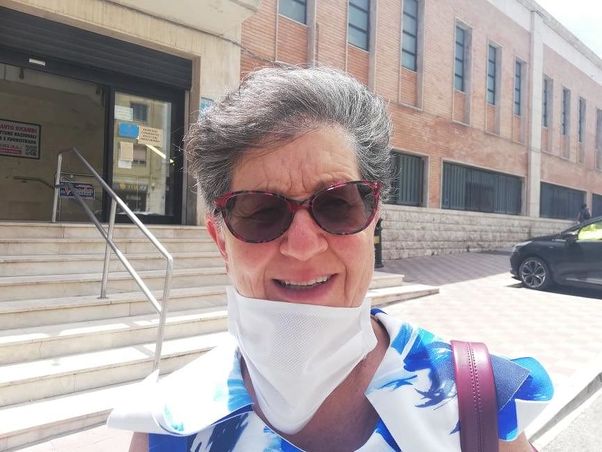 “A Cagliari troppi incivili dei rifiuti, li denuncerò con WhatsApp e nessuno mi parli di privacy”