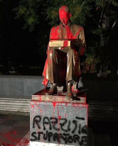 Milano, vandalizzata la statua di Indro Montanelli: “Razzista stupratore”