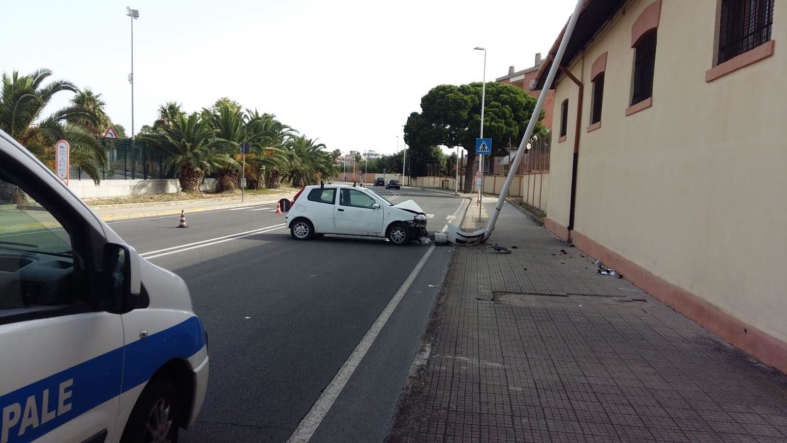 Cagliari, perde il controllo dell’auto e finisce contro un palo della luce