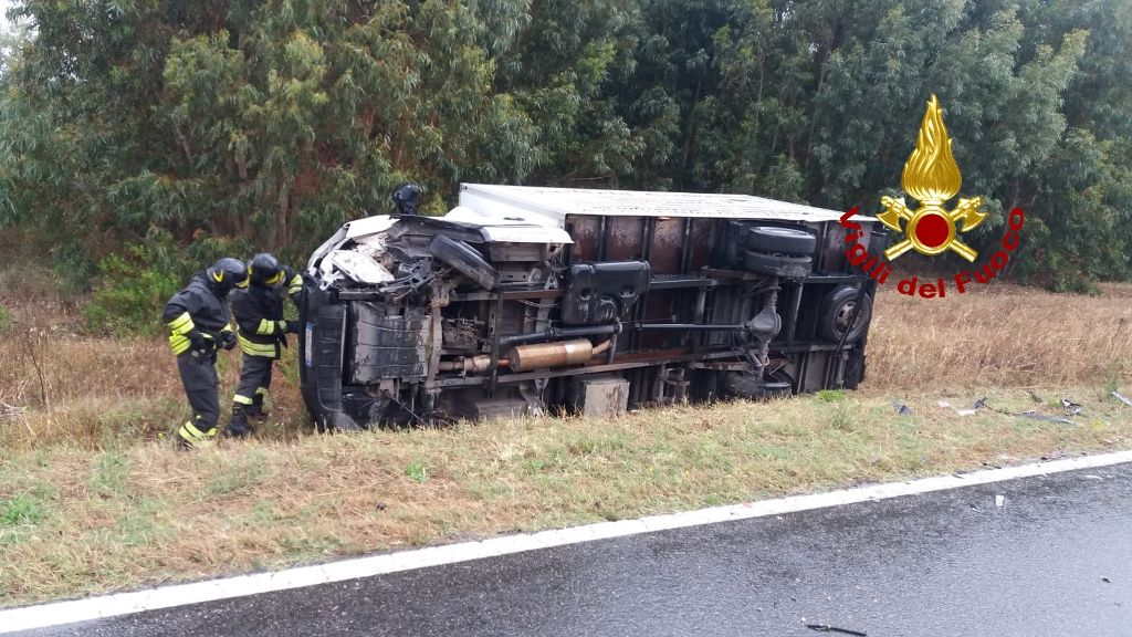 Scontro tra un’auto e un camion sulla Ss 197, ci sono tre feriti in ospedale